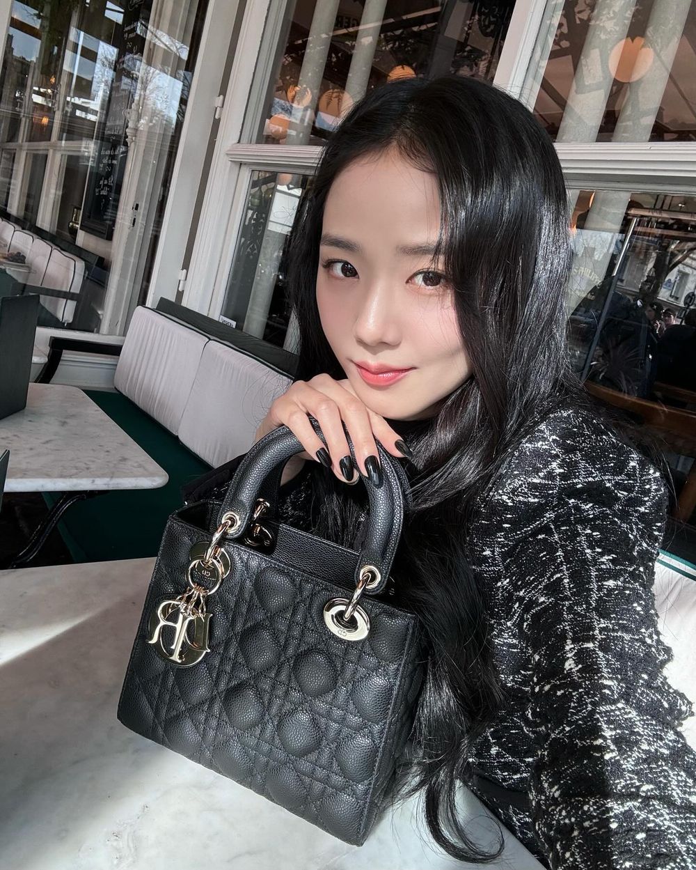 Jisoo愛包就是這顆！Dior新光三越鑽石塔限定店「Lady Dior 」列入必買升值包！-11