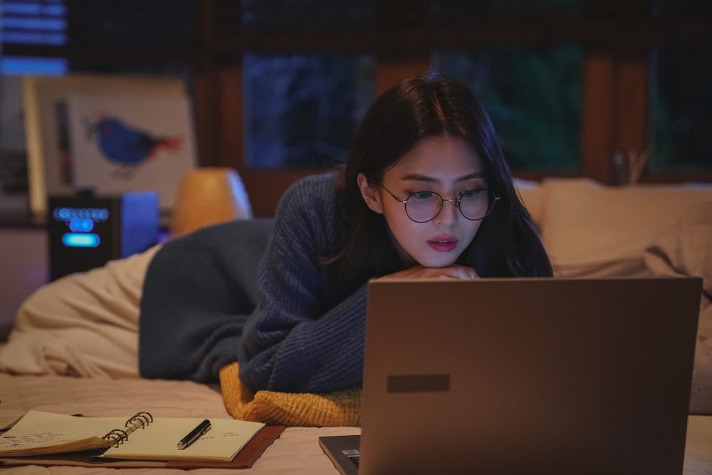 盤點最適合戴眼鏡女愛豆！Karina、Jisoo幼態粉頰真的太嫩，薇娟這樣配妝容、秒變性感御姐！-13