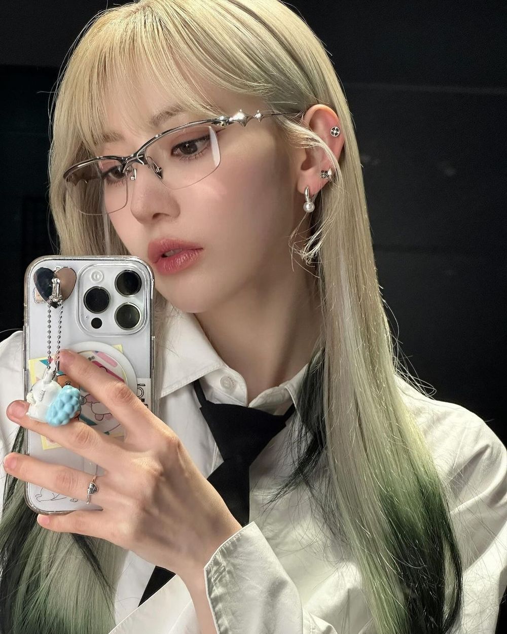 無框眼鏡回來了？！Jisoo、宮脇咲良戴起來變「嬰兒巴掌臉」的秘密曝光！-8