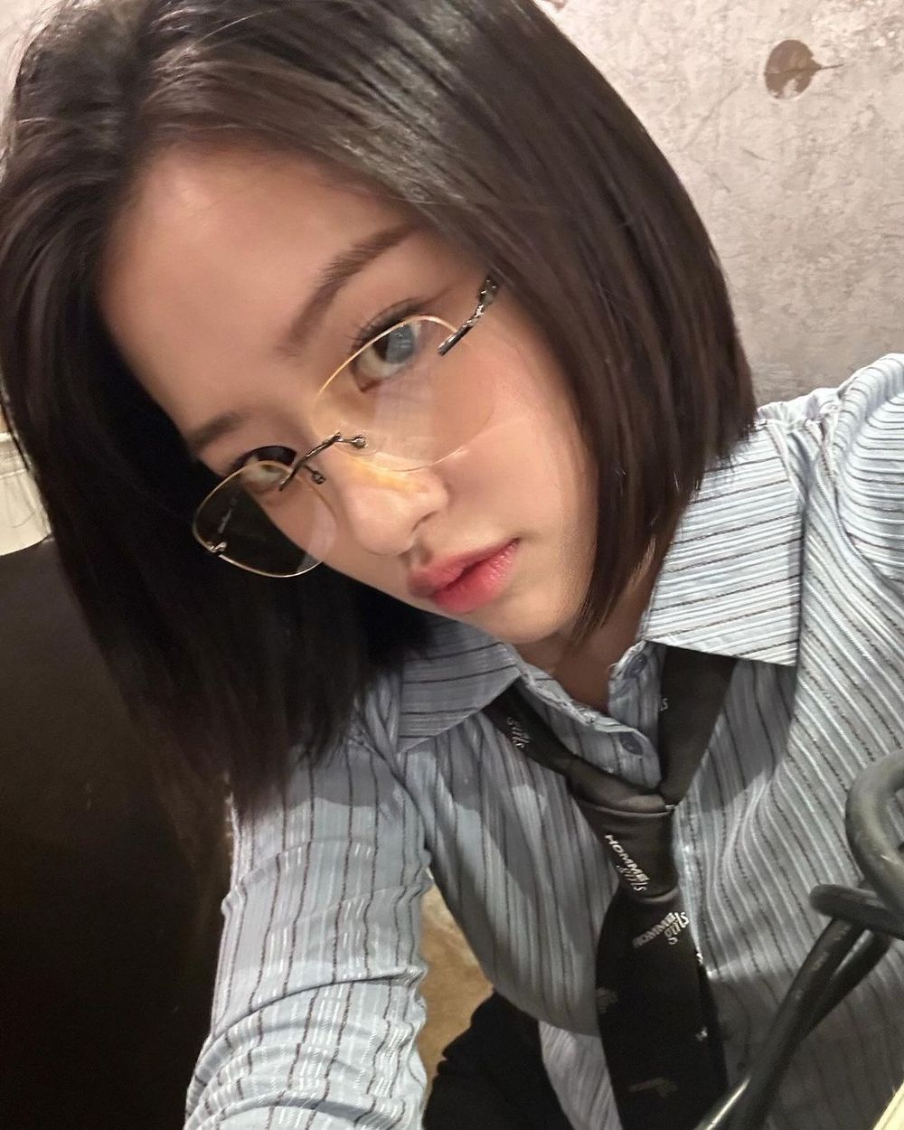 無框眼鏡回來了？！Jisoo、宮脇咲良戴起來變「嬰兒巴掌臉」的秘密曝光！-4