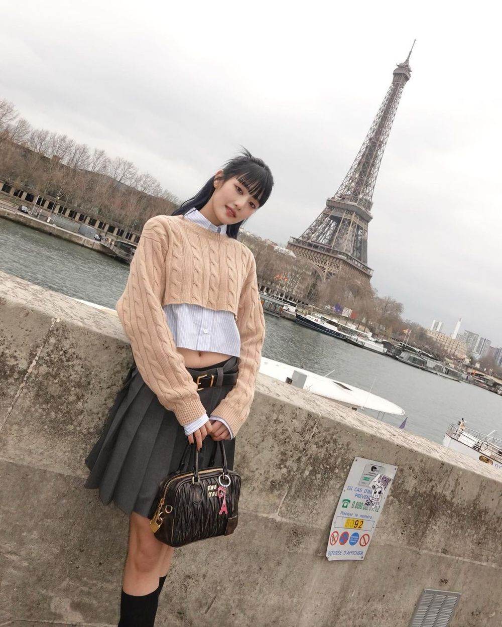 全網熱議「短髮員瑛」也好美！俏皮Bob頭＋Miu Miu針織套裝...完美演繹Miu式學院風！-6