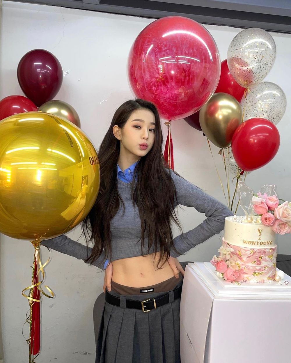 全網熱議「短髮員瑛」也好美！俏皮Bob頭＋Miu Miu針織套裝...完美演繹Miu式學院風！-4