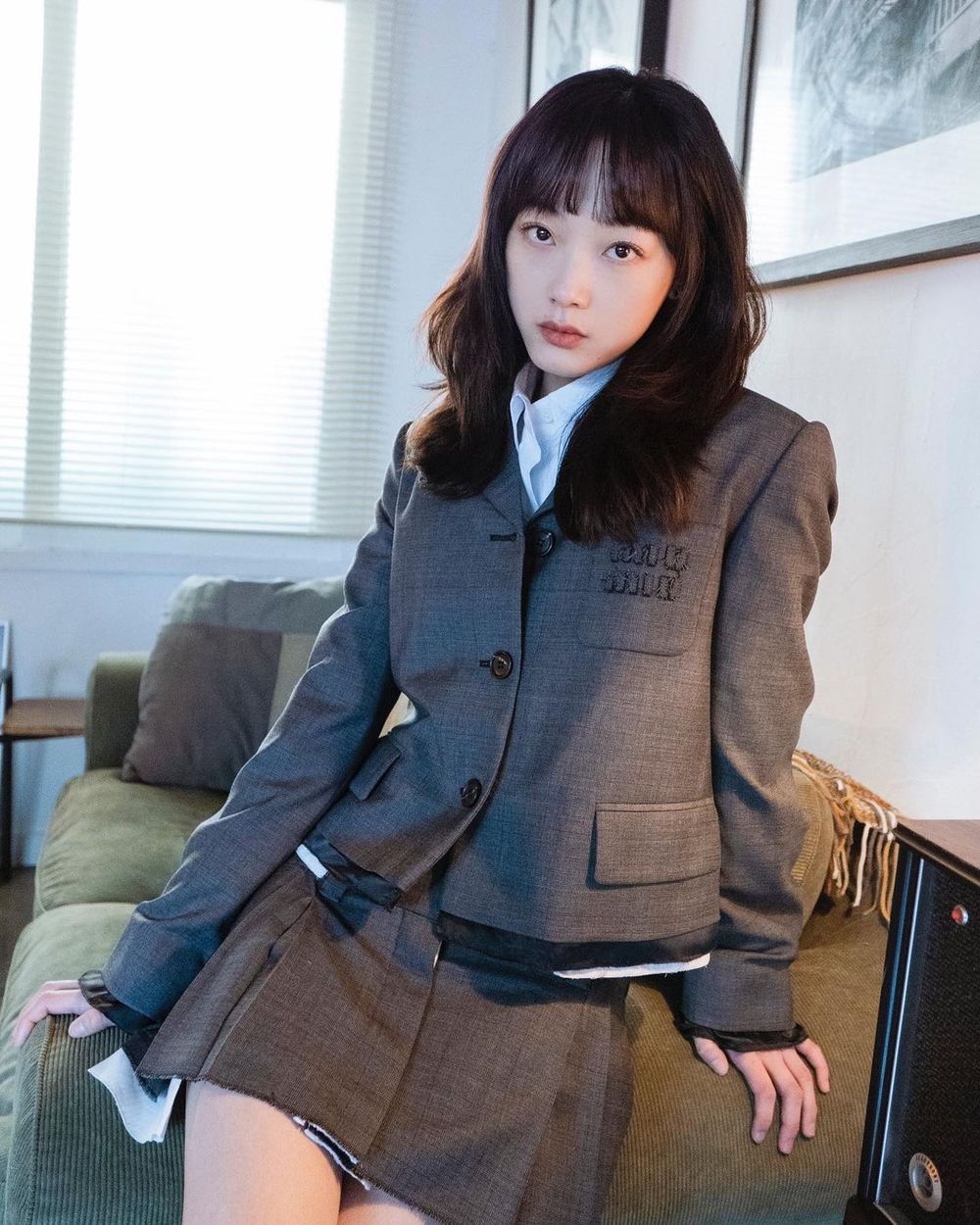 全網熱議「短髮員瑛」也好美！俏皮Bob頭＋Miu Miu針織套裝...完美演繹Miu式學院風！-3
