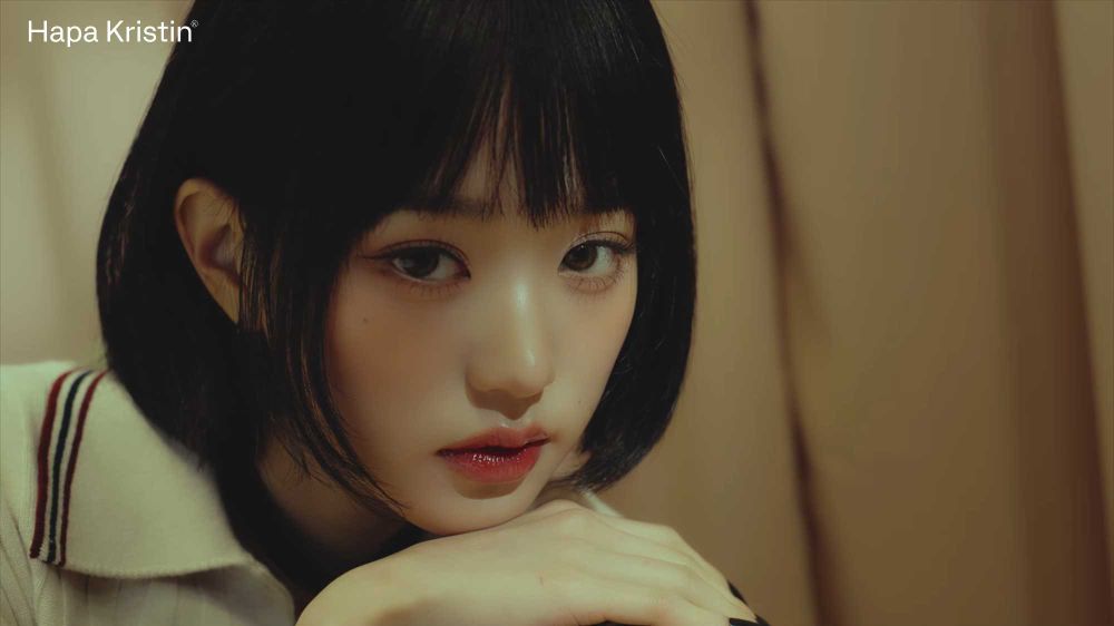 全網熱議「短髮員瑛」也好美！俏皮Bob頭＋Miu Miu針織套裝...完美演繹Miu式學院風！-13