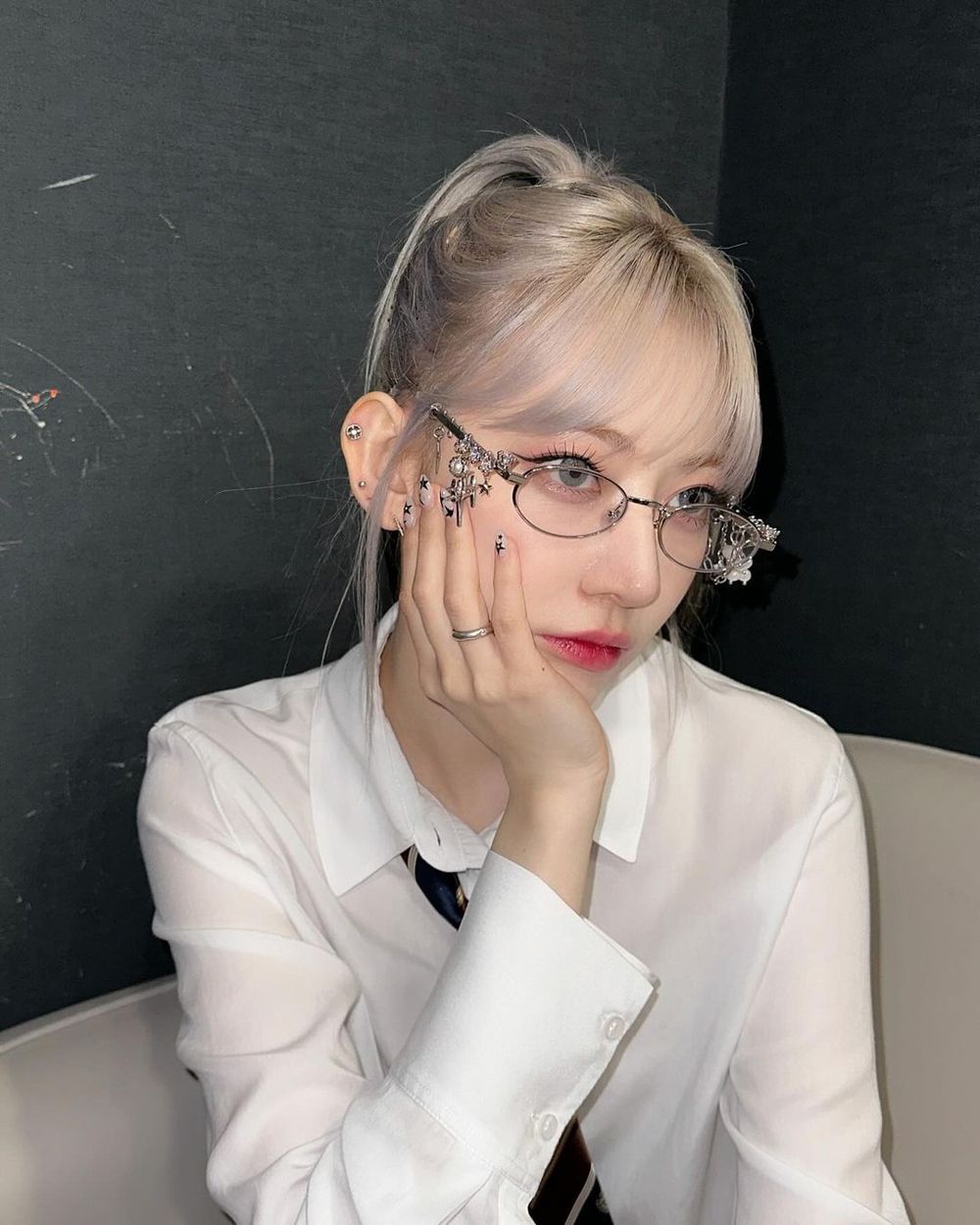 8位「最適合戴眼鏡」女偶像代表！張員瑛「書呆子眼鏡」超小臉，Karina無框眼鏡一定要有！-5