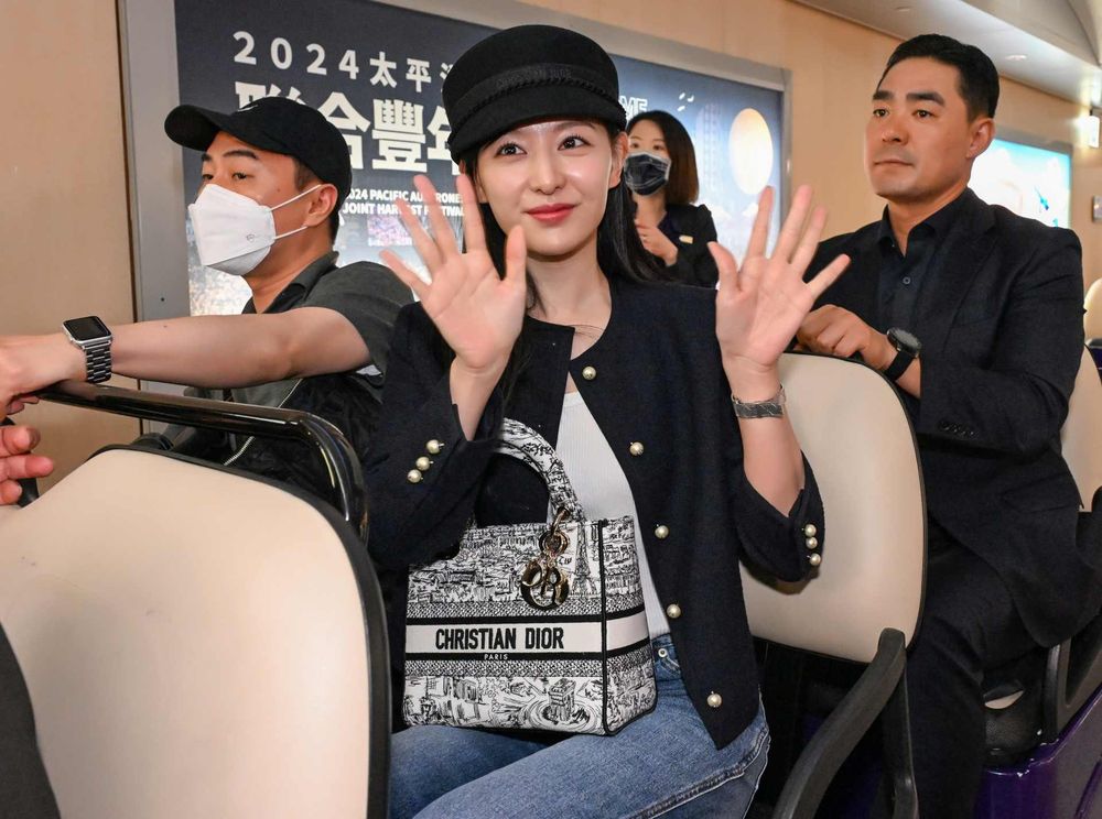 金智媛來台灣穿這樣！AI小臉+漫畫腰太美！《淚之女王》千金有錢人穿搭圖鑑回顧！-23