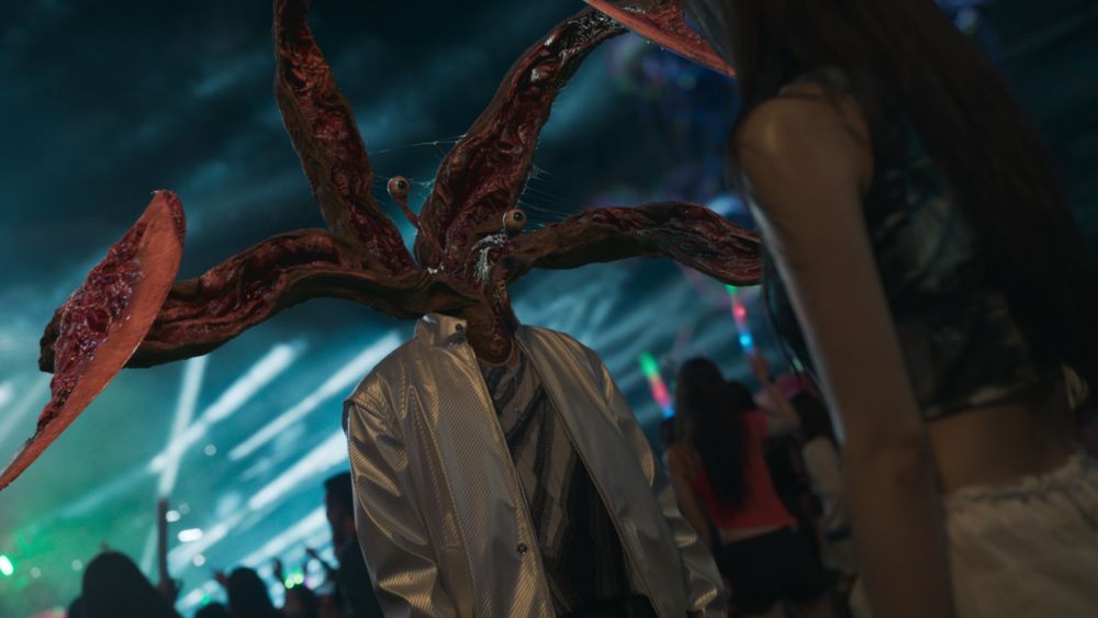 Netflix《寄生獸：灰色部隊》預告曝光！《屍速列車》導演延尚昊執導，特效海報太驚悚爆熱議！-5