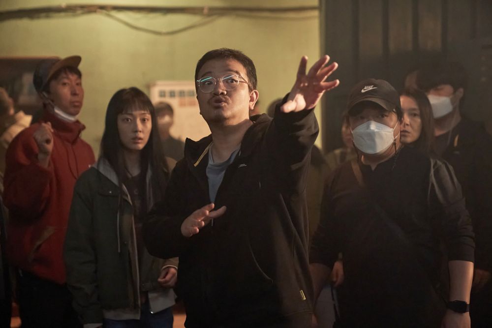 Netflix《寄生獸：灰色部隊》預告曝光！《屍速列車》導演延尚昊執導，特效海報太驚悚爆熱議！-9