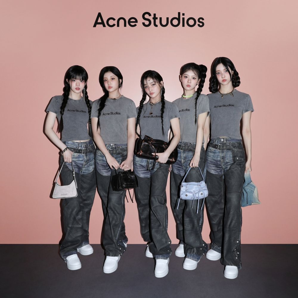 ILLIT現身日本出席Acne Studios活動！韓妞最愛蝴蝶結包、腋下包爆紅！-1