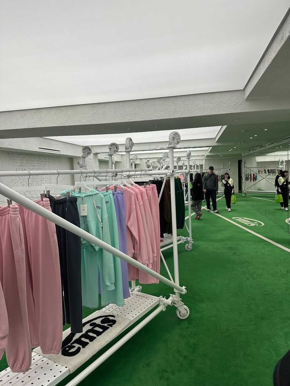 呼叫台中朋友！emis台中快閃店在這！Jisoo帽子、宋雨琦髮箍，同款都買得到！-4