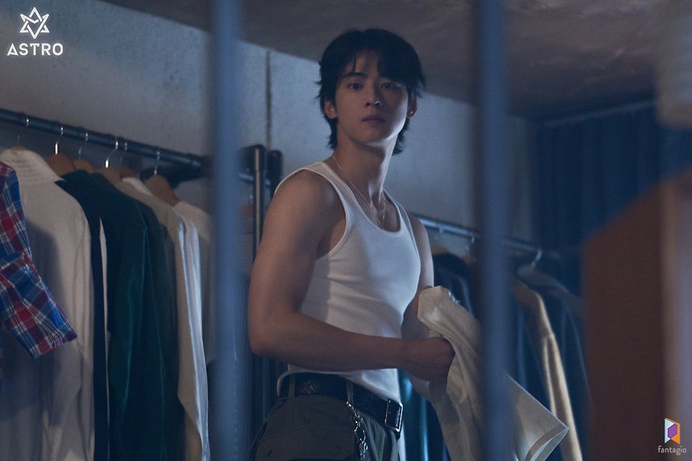 韓國8位「穿背心超性感」男星！邊佑錫、元彬二頭肌炸裂，全網大吼：想躺看看！-12