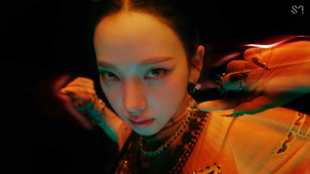 新專輯速速速來了！超強音源「AI唱團」aespa首張正規專輯正式上線！四人造型獲封異界女王！-8