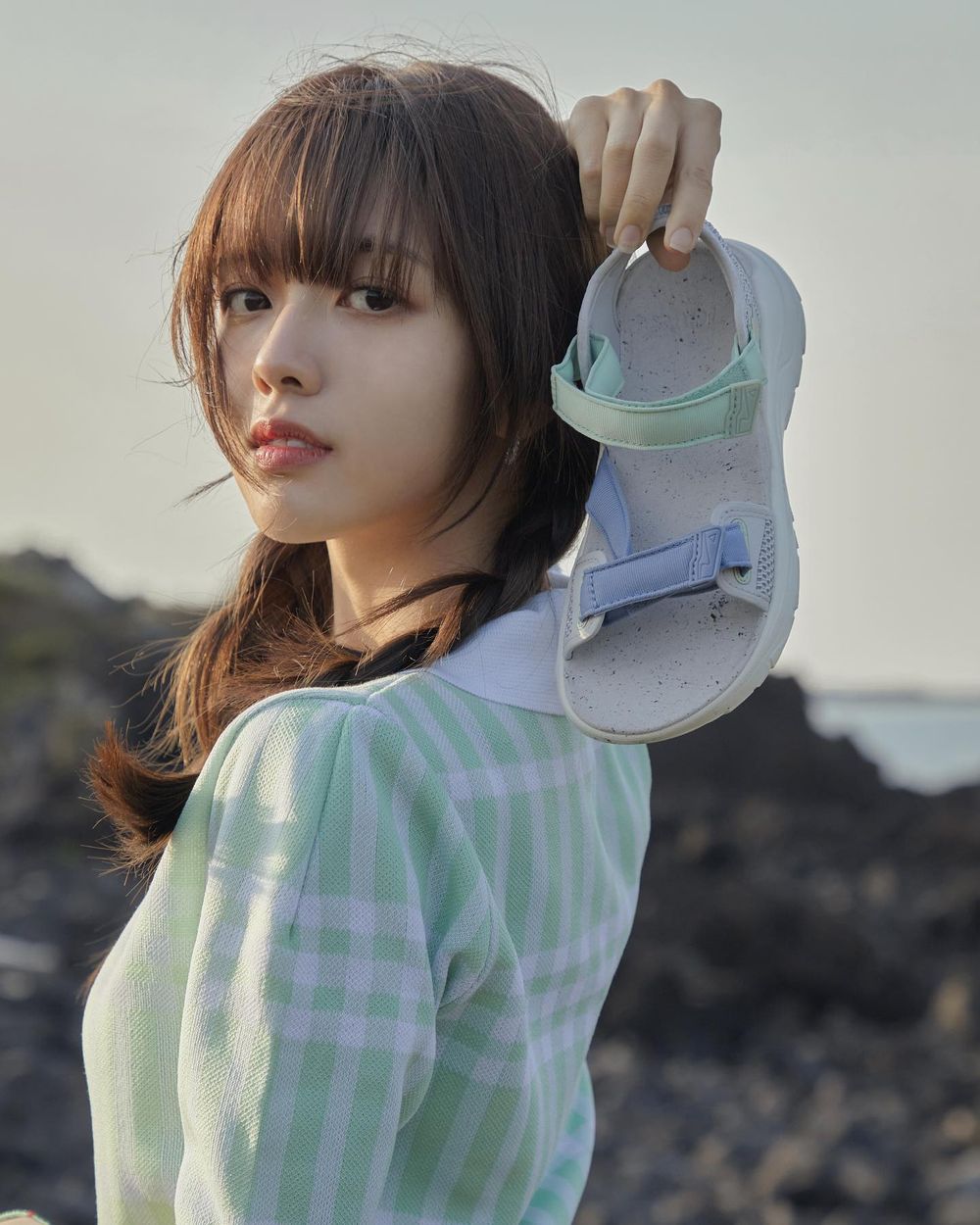 Netflix《名校的階梯》女主盧正義也超愛！TEVA涼鞋、夾腳拖好看到無法拒絕！-11