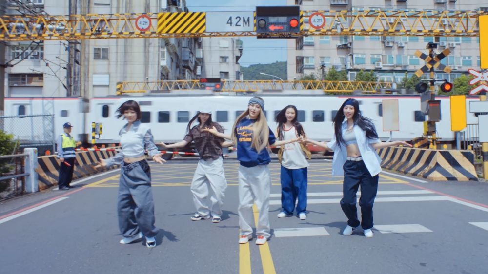 閔熙珍太會！NewJeans〈How Sweet〉新曲！MV在台灣拍「柑仔店」滿滿台味！-6