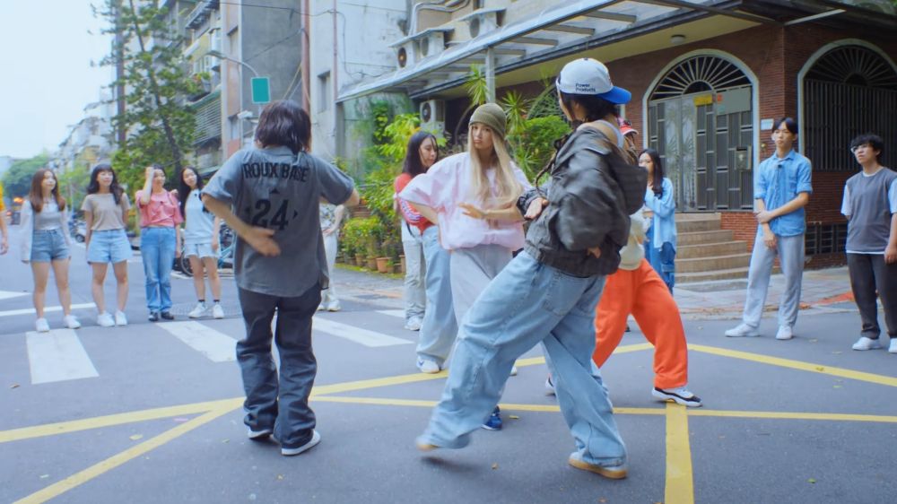 閔熙珍太會！NewJeans〈How Sweet〉新曲！MV在台灣拍「柑仔店」滿滿台味！-11