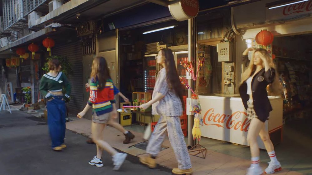 NewJeans新歌MV台灣拍攝地找到了！萬華天橋、民生社區、柑仔店⋯5大打卡點一次看！-9