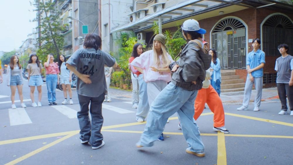 NewJeans新歌MV台灣拍攝地找到了！萬華天橋、民生社區、柑仔店⋯5大打卡點一次看！-4