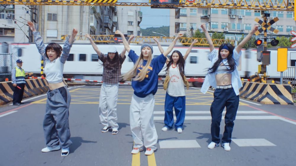 NewJeans新歌MV台灣拍攝地找到了！萬華天橋、民生社區、柑仔店⋯5大打卡點一次看！-12