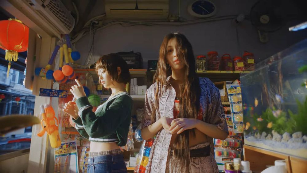 NewJeans新歌MV台灣拍攝地找到了！萬華天橋、民生社區、柑仔店⋯5大打卡點一次看！-19