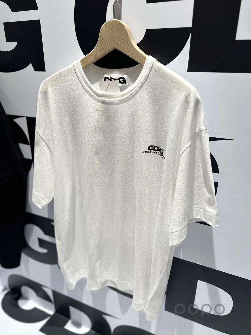 不用找代購！⽇系潮流品牌CDG入駐信義區，漁夫帽、T恤、Logo風衣...台灣買得到！-10