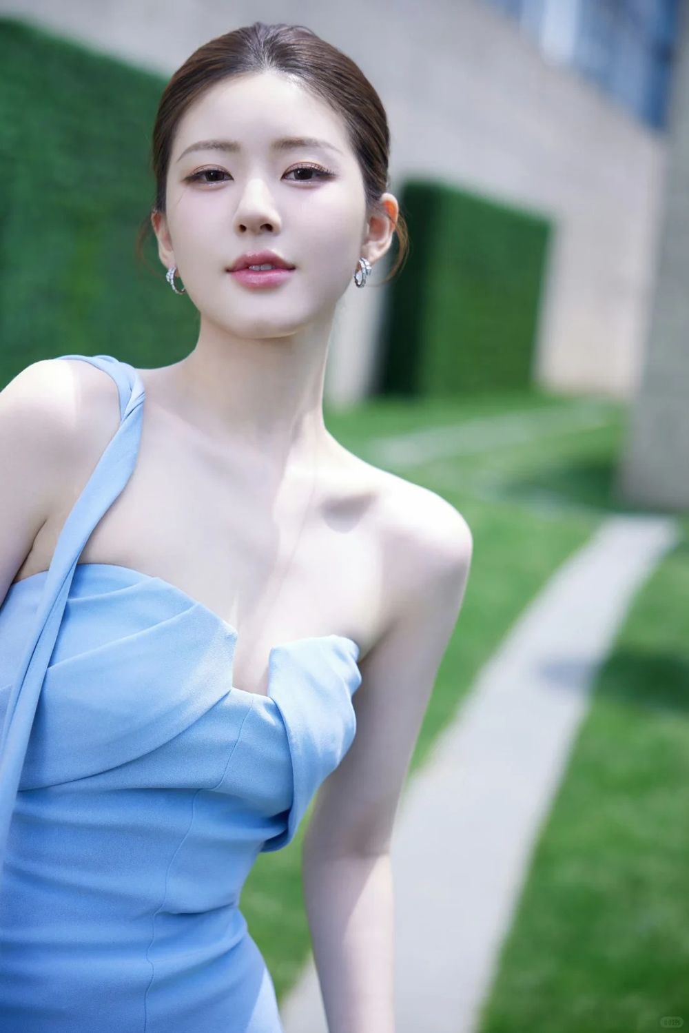 人間體態王女星盤點！趙露思根本「直角肩天鵝頸」代名詞、白鹿上班都穿「這個」！-3