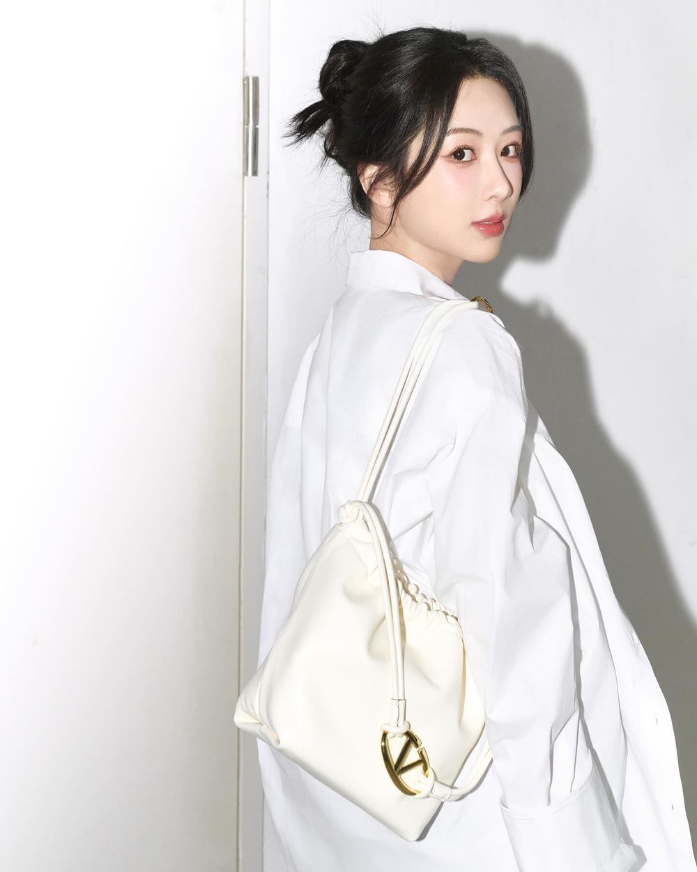 人間體態王女星盤點！趙露思根本「直角肩天鵝頸」代名詞、白鹿上班都穿「這個」！-11
