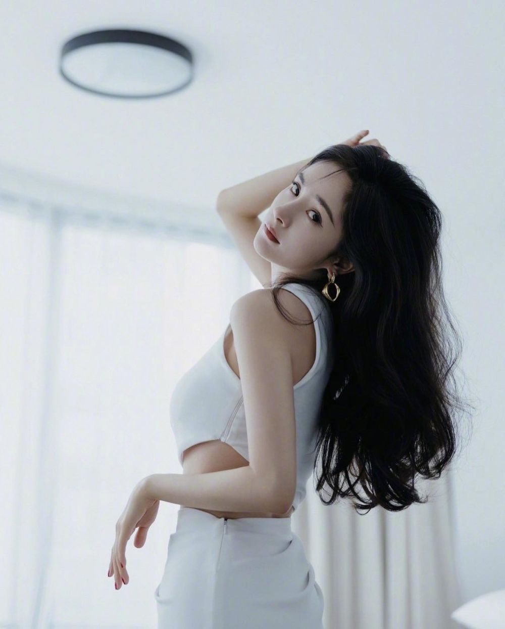 人間體態王女星盤點！趙露思根本「直角肩天鵝頸」代名詞、白鹿上班都穿「這個」！-18