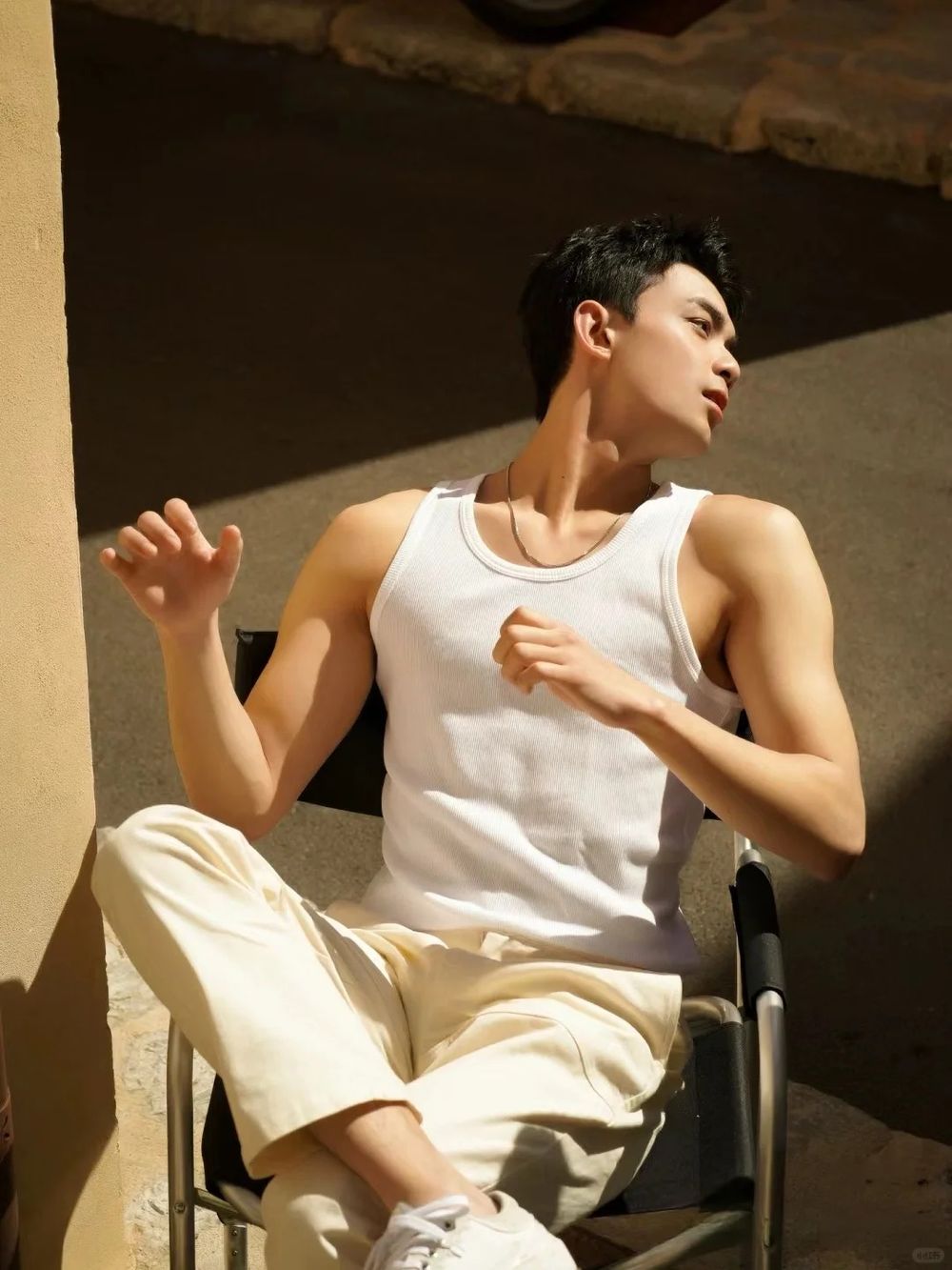 深藏不露好身材陸劇男神盤點！Netflix《難哄》白敬亭少年感外表、野獸身材，王鶴棣不科學名品腹肌，這位爆筋手臂太性感！-2