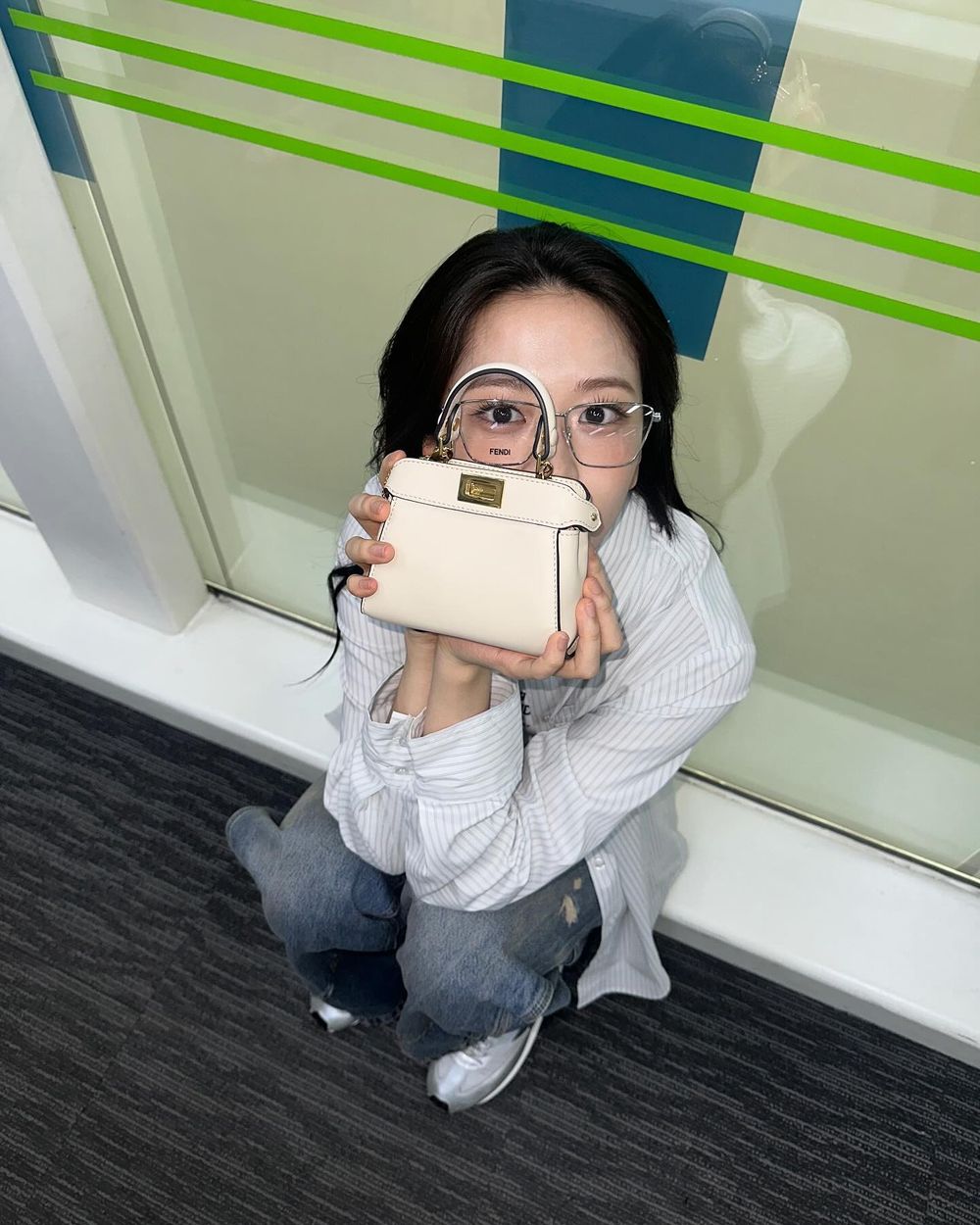 I人韓星出遊拍照怎麼擺？IVE安俞真、aespa Winter真的超愛遮臉拍～5招低調POSE學起來！-18