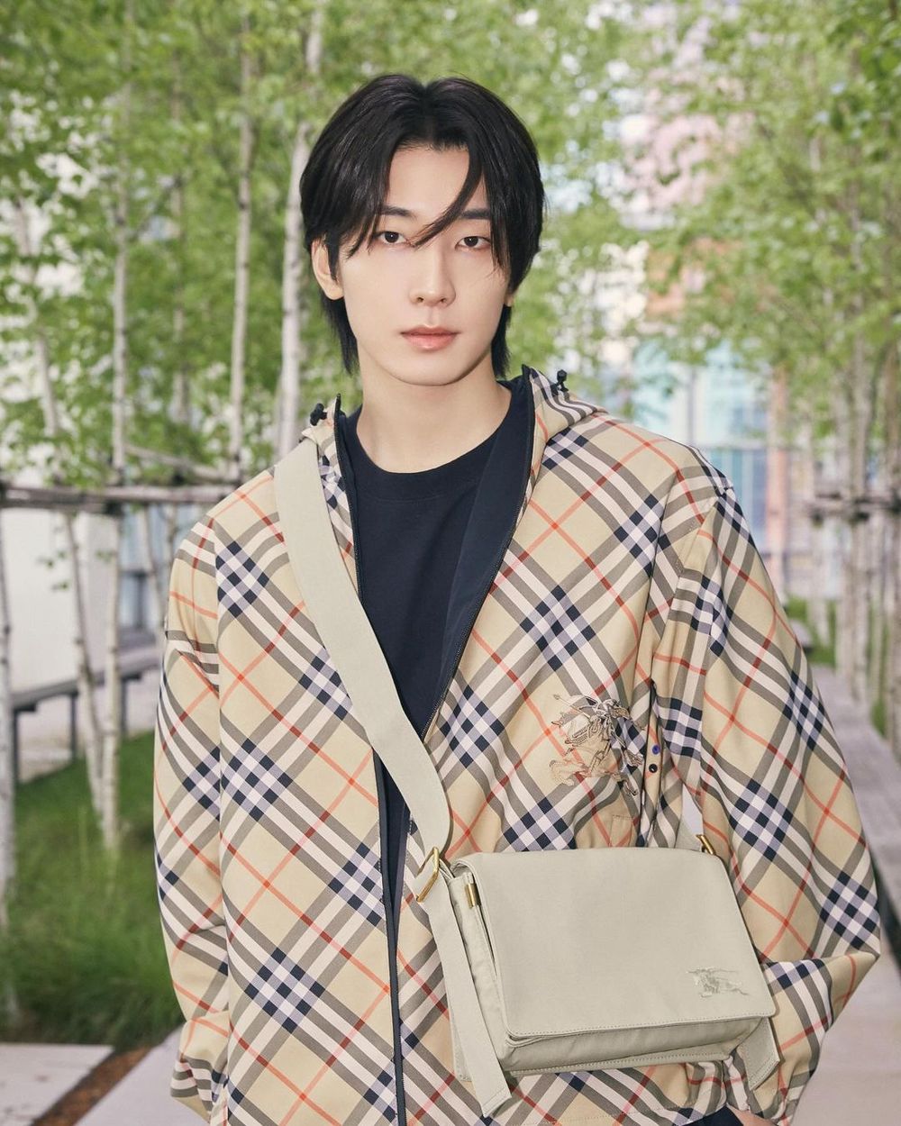 克拉的驕傲！SEVENTEEN「肩膀流氓」圓佑時尚資源超狂！這一精品也出手了？！-14