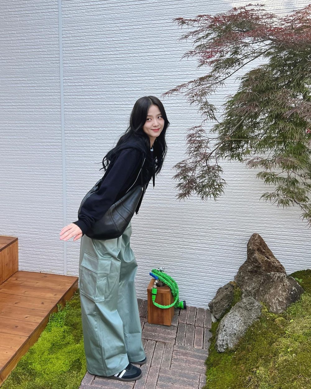 Jisoo這是怎麼了？！新發文「滿滿幼態感」十頭身不科學比例、根本只有18歲吧！-1