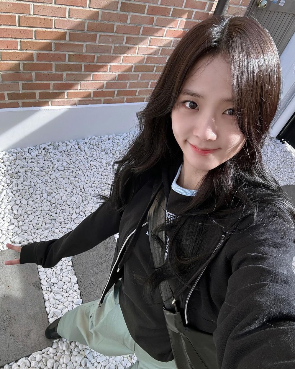 Jisoo這是怎麼了？！新發文「滿滿幼態感」十頭身不科學比例、根本只有18歲吧！-2