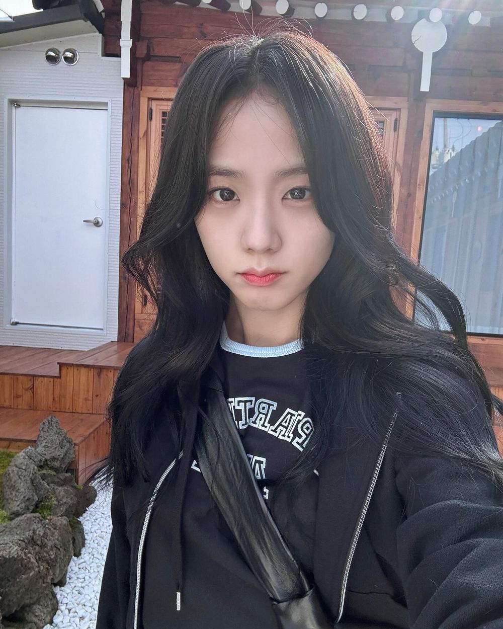 Jisoo這是怎麼了？！新發文「滿滿幼態感」十頭身不科學比例、根本只有18歲吧！-3