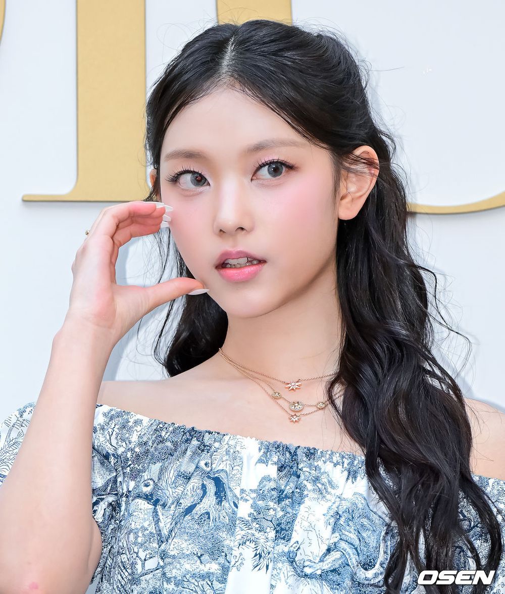 貓貓長大了！Haerin現身Dior活動「人間AI美顏」不科學腰臀比、美到不像真人！-2