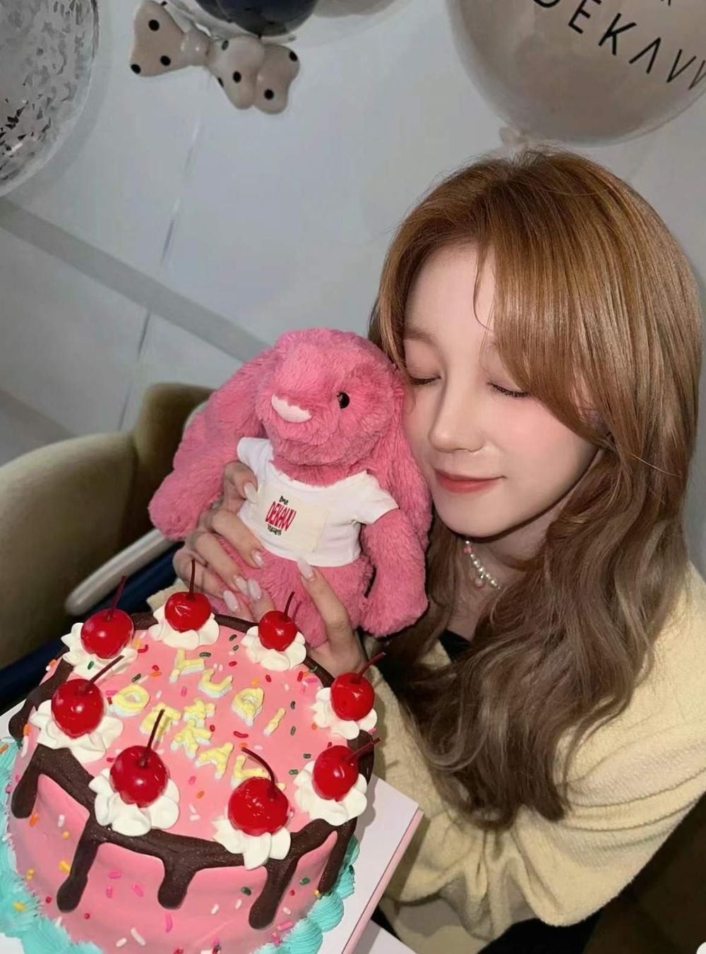 Winter、SEVENTEEN淨漢「韓星人手緊抱一隻」軟綿綿Jellycat同款玩偶、小熊跟兔兔找到了！-7