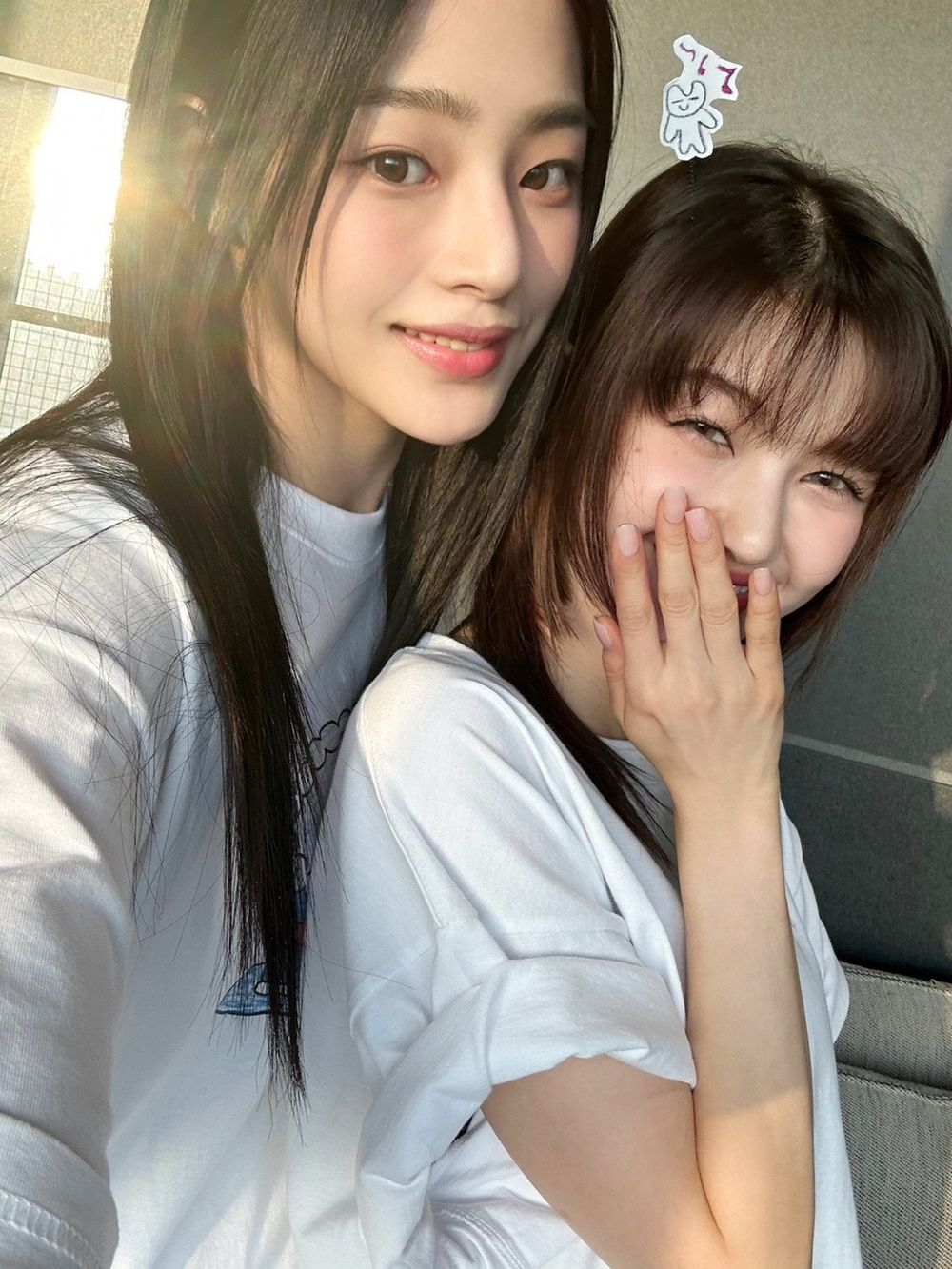 韓網熱議6對看起來像甜蜜小情侶的女團CP組合！Karina、Winter貼臉自拍封神，Sana愛突襲偷親子瑜！-5