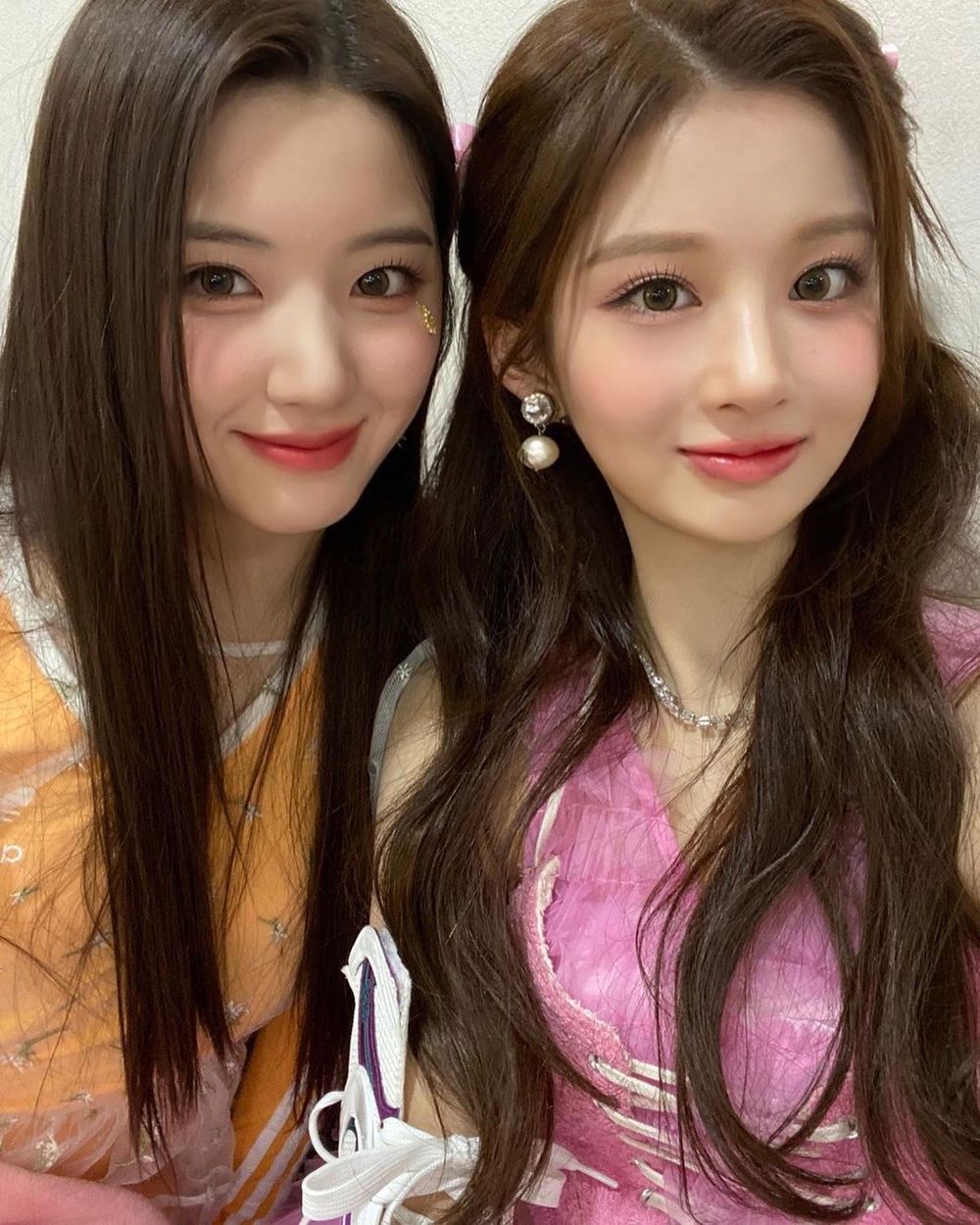 韓網熱議6對看起來像甜蜜小情侶的女團CP組合！Karina、Winter貼臉自拍封神，Sana愛突襲偷親子瑜！-13