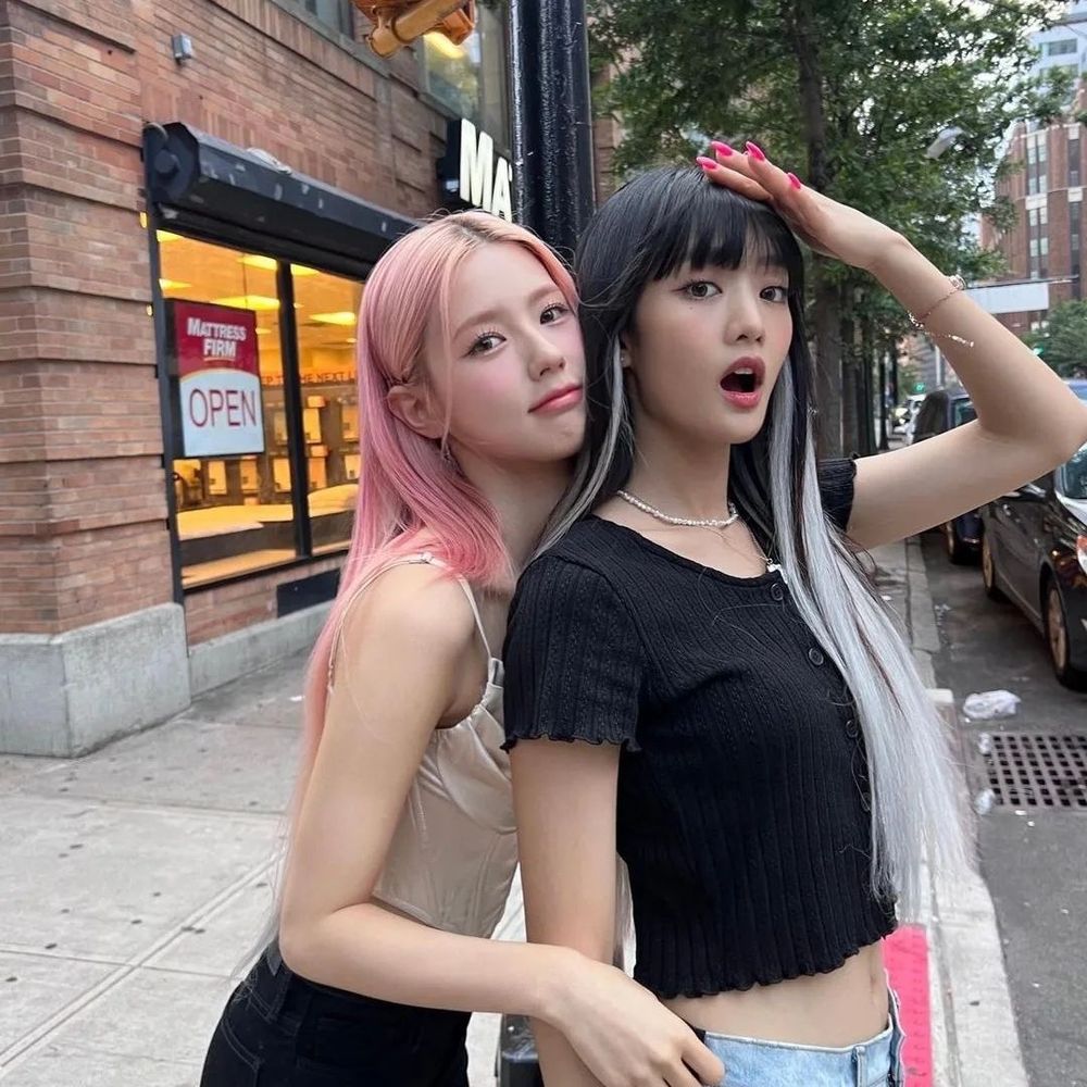 韓網熱議6對看起來像甜蜜小情侶的女團CP組合！Karina、Winter貼臉自拍封神，Sana愛突襲偷親子瑜！-10