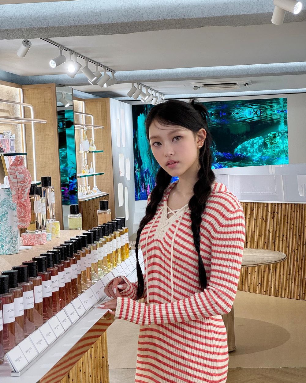 車銀優、NewJeans Haerin出席香水派對！經典約依圖騰推出絕美限量香水包裝、贈品竟是精品海灘毛巾手提包！-12