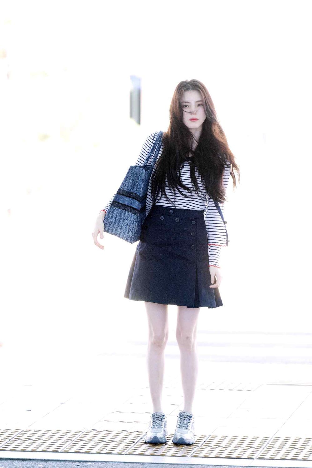 形象暴跌後品牌力挺回歸！韓韶禧全力營業中「美腿細到看不見」出發Dior早春大秀！-9