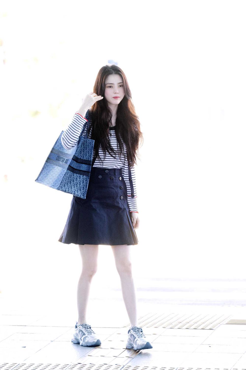 形象暴跌後品牌力挺回歸！韓韶禧全力營業中「美腿細到看不見」出發Dior早春大秀！-8