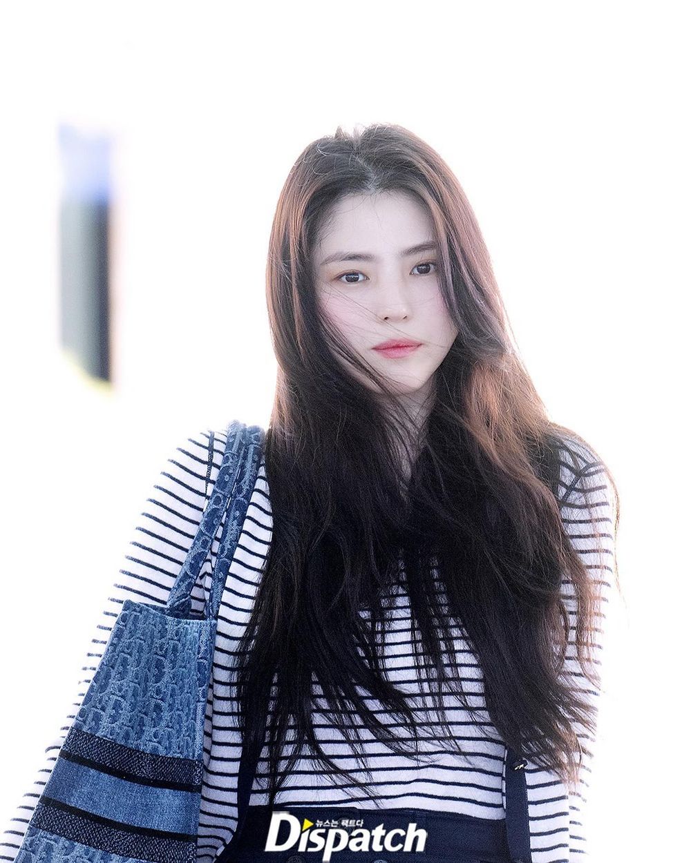 形象暴跌後品牌力挺回歸！韓韶禧全力營業中「美腿細到看不見」出發Dior早春大秀！-3