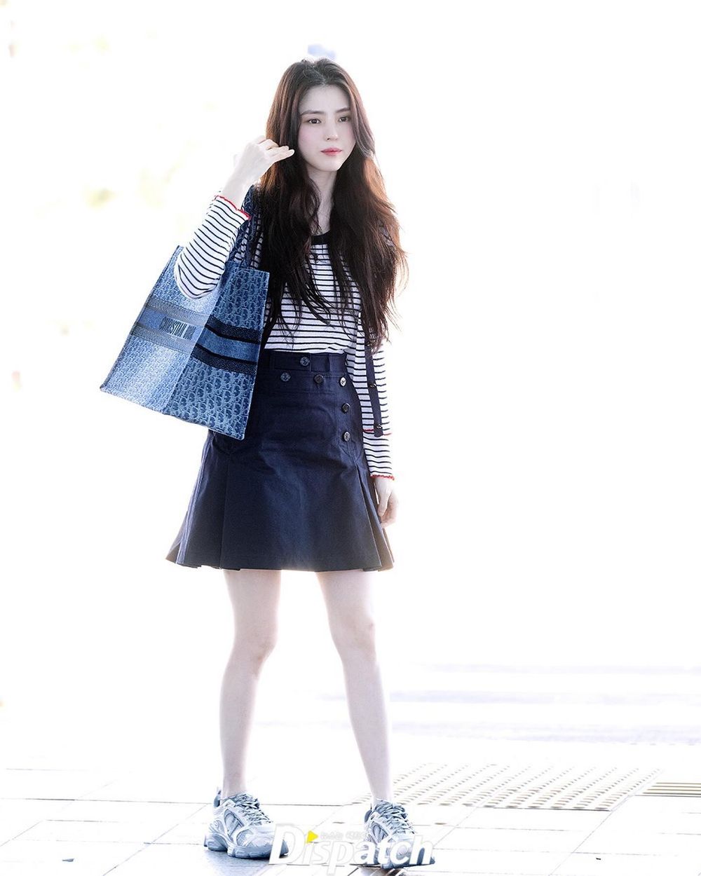 形象暴跌後品牌力挺回歸！韓韶禧全力營業中「美腿細到看不見」出發Dior早春大秀！-4