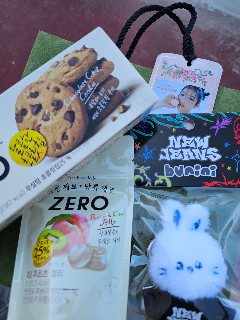 NewJeans太寵粉！大手筆「逆應援」直接送粉絲GUCCI禮包、名牌墨鏡！-7