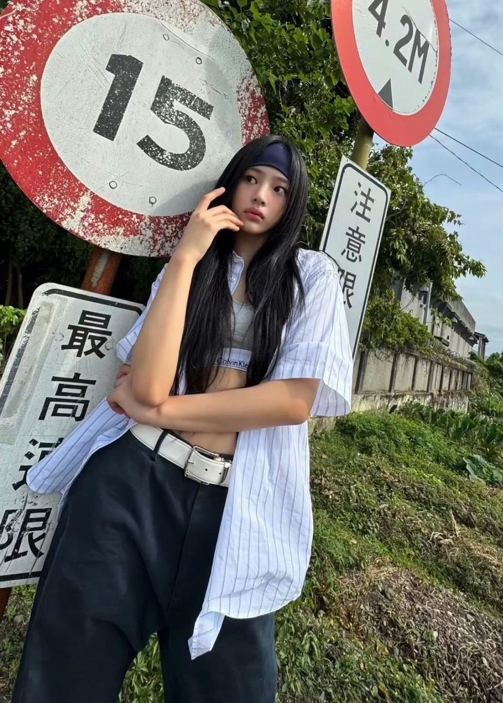 NewJeans來台灣「在馬路邊」也能拍出奇蹟美照？！網友：差點認不出來這是台北水溝蓋！-3