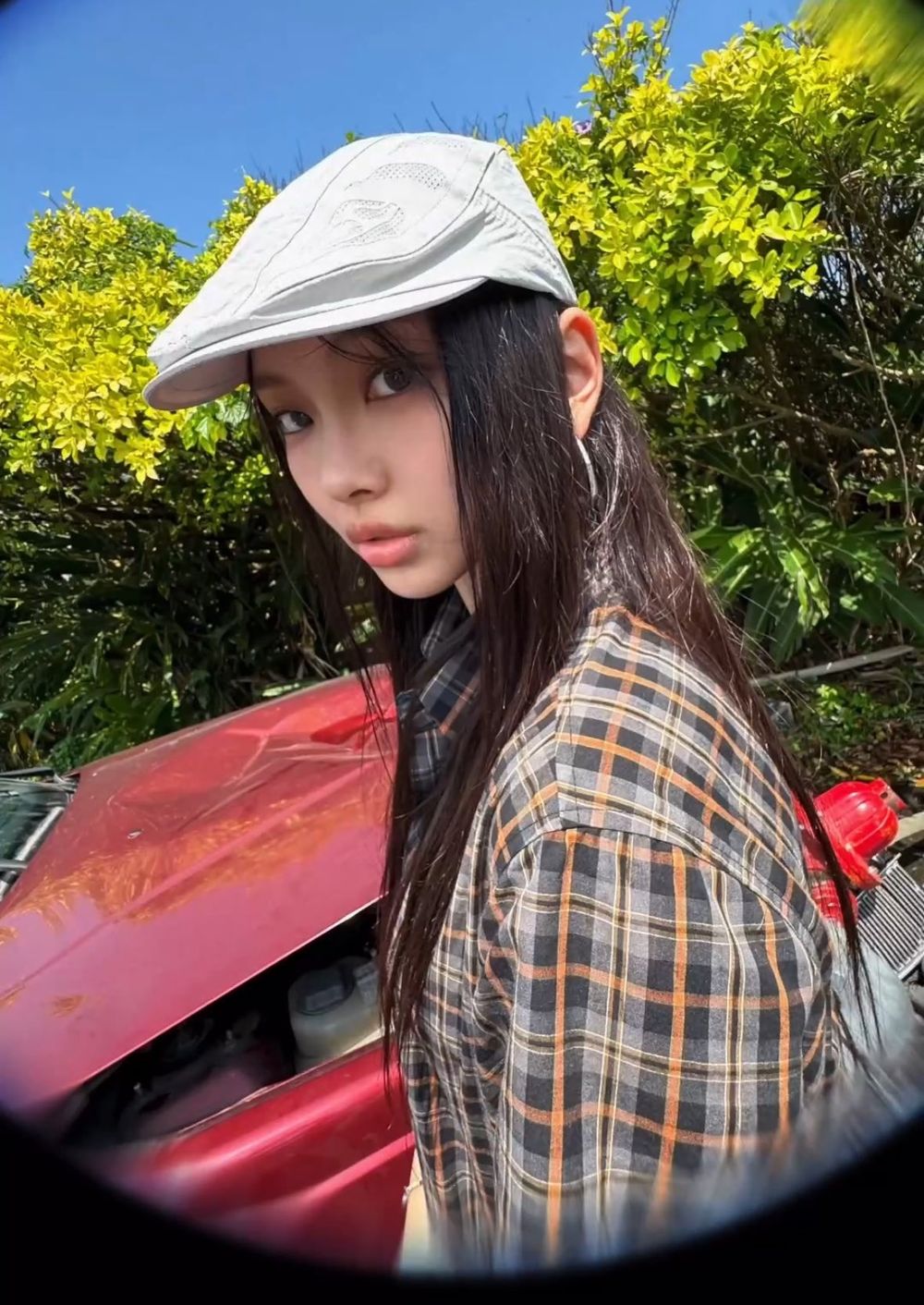 NewJeans來台灣「在馬路邊」也能拍出奇蹟美照？！網友：差點認不出來這是台北水溝蓋！-10