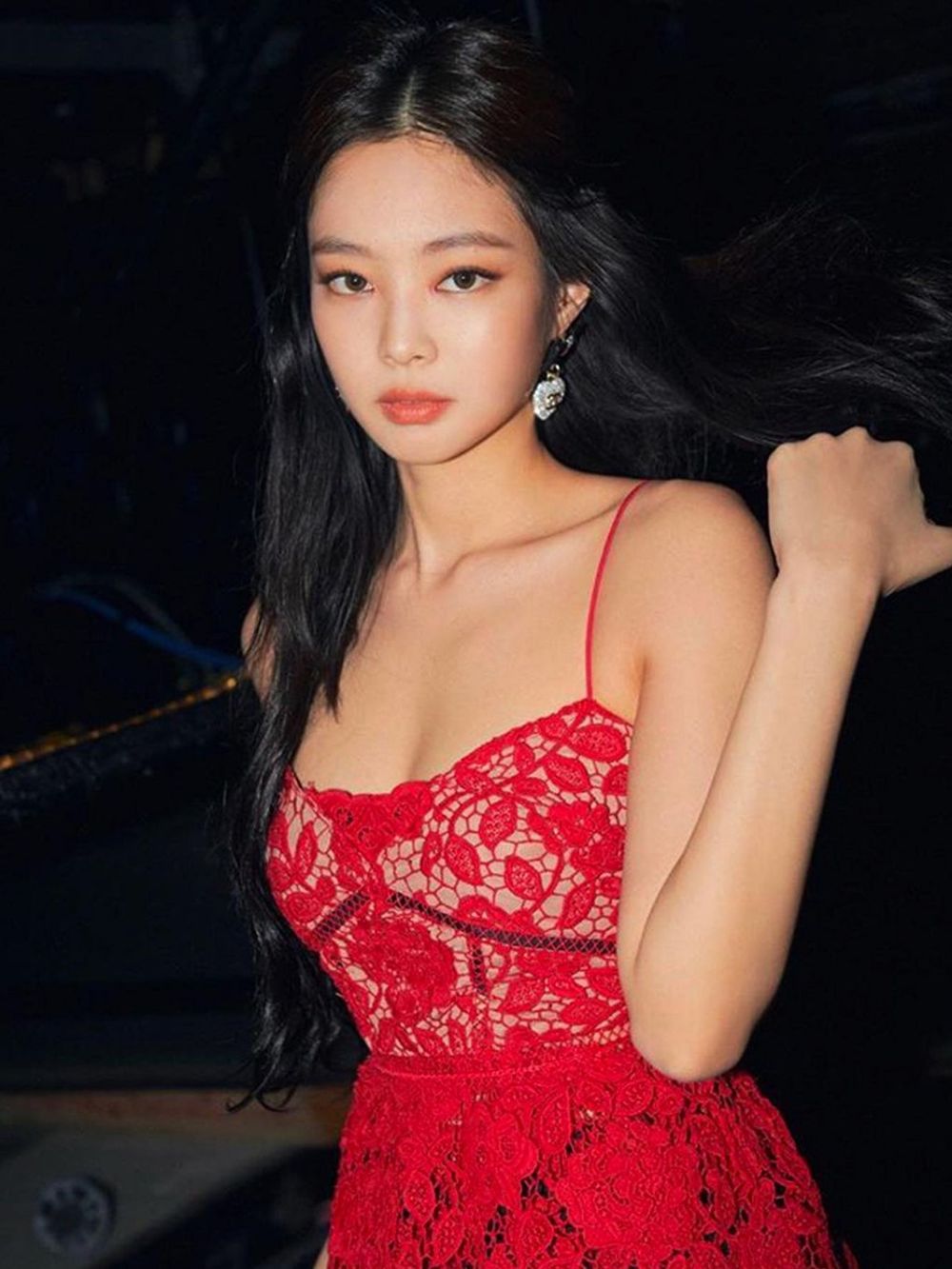 Jennie、JISOO根本「人間洋裝女王」不科學腰臀比，穿出好命千金感！-1