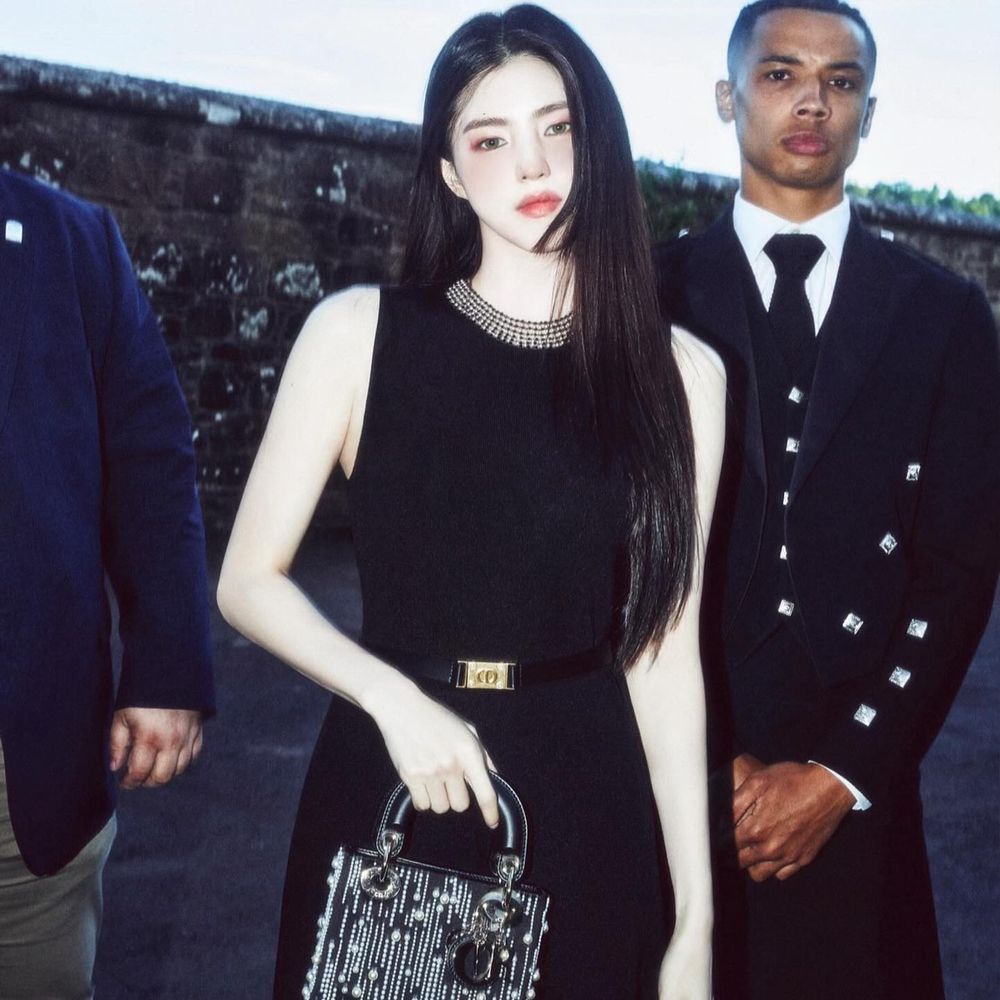 迪奧亞太區美妝大使！韓韶禧出席 DIOR「2025早春度假系列」超夢幻458巴黎玫紅唇一抹上、簡直仙女下凡！-4