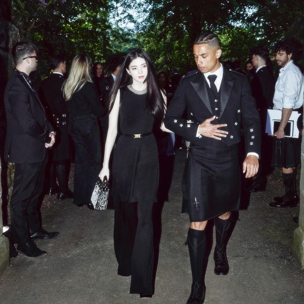 迪奧亞太區美妝大使！韓韶禧出席 DIOR「2025早春度假系列」超夢幻458巴黎玫紅唇一抹上、簡直仙女下凡！-3
