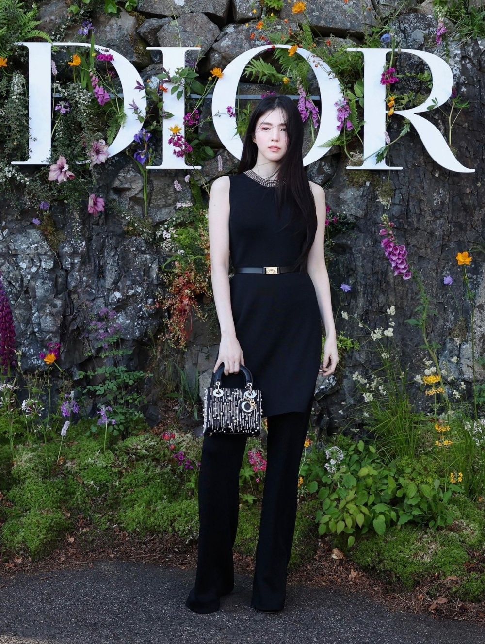 迪奧亞太區美妝大使！韓韶禧出席 DIOR「2025早春度假系列」超夢幻458巴黎玫紅唇一抹上、簡直仙女下凡！-6